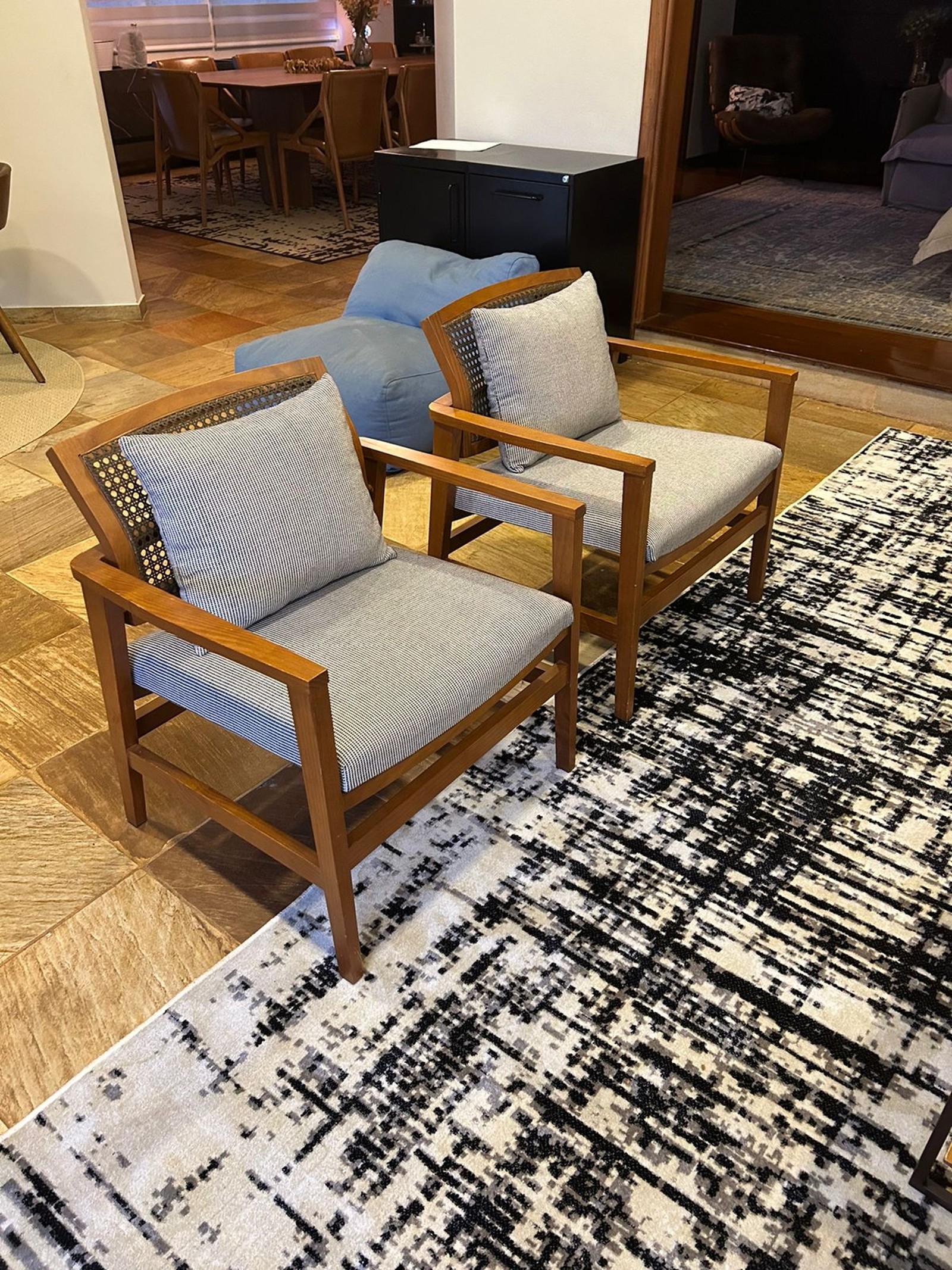 Poltronas com madeira e tecido cinza